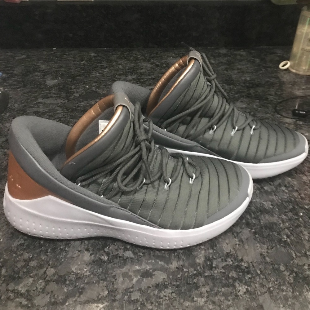 Jordan’s kids 7/ women’s 8.5